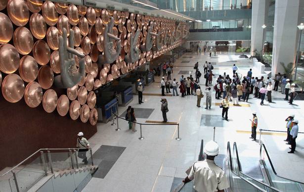 Dziennikarze zwiedzają Terminal 3 będący częścią Indira Gandhi International Airport
