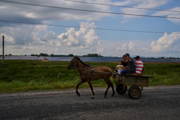 REKLI SU DA ĆE PASTI SVAKOG TRENA, ALI ONI I DALJE STOJE "Kuvaju na drva na ulici, satima idu po vodu": Na ostrvu zavedenom u mrak stanovnici prkose Trampu dok Kina širi svoj uticaj u regionu