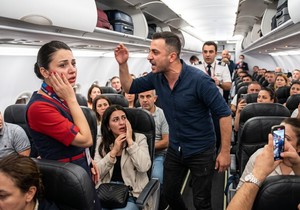 Putnik ošamario stjuardesu