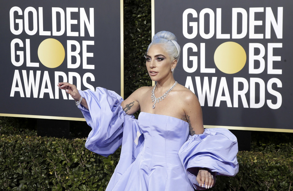 Złote Globy 2019: Lady Gaga w niebieskiej kreacji