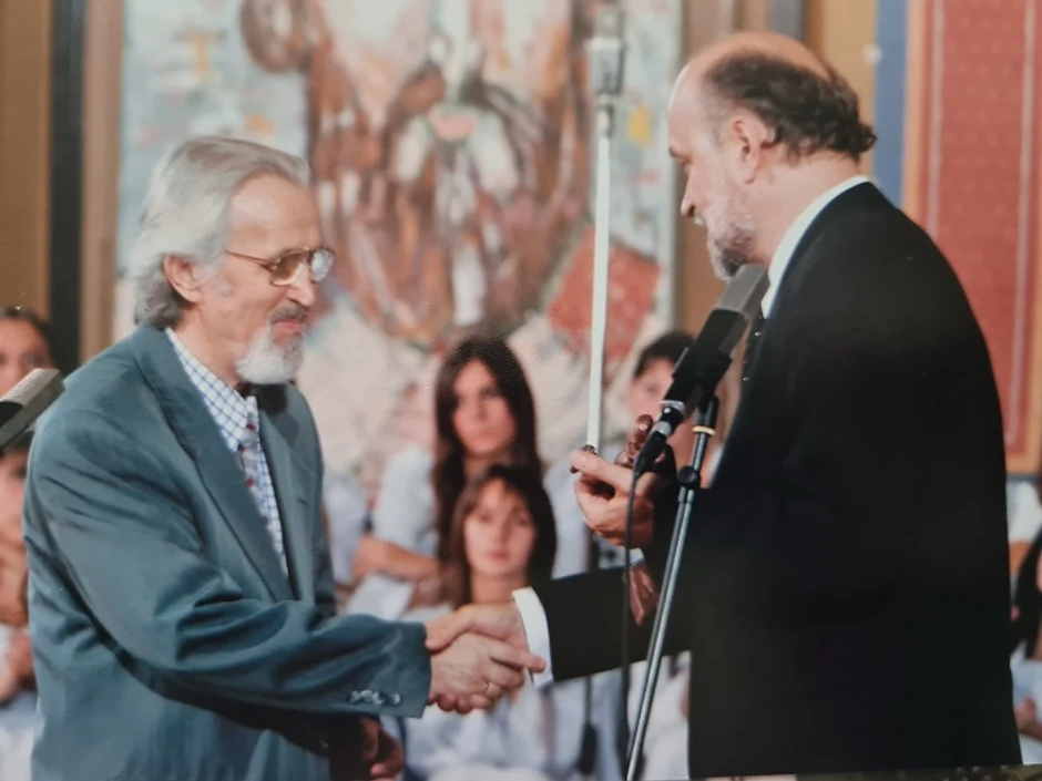 Nenad Grujičić uručuje Brankovu statuetu Krstivoju Iliću, 2007