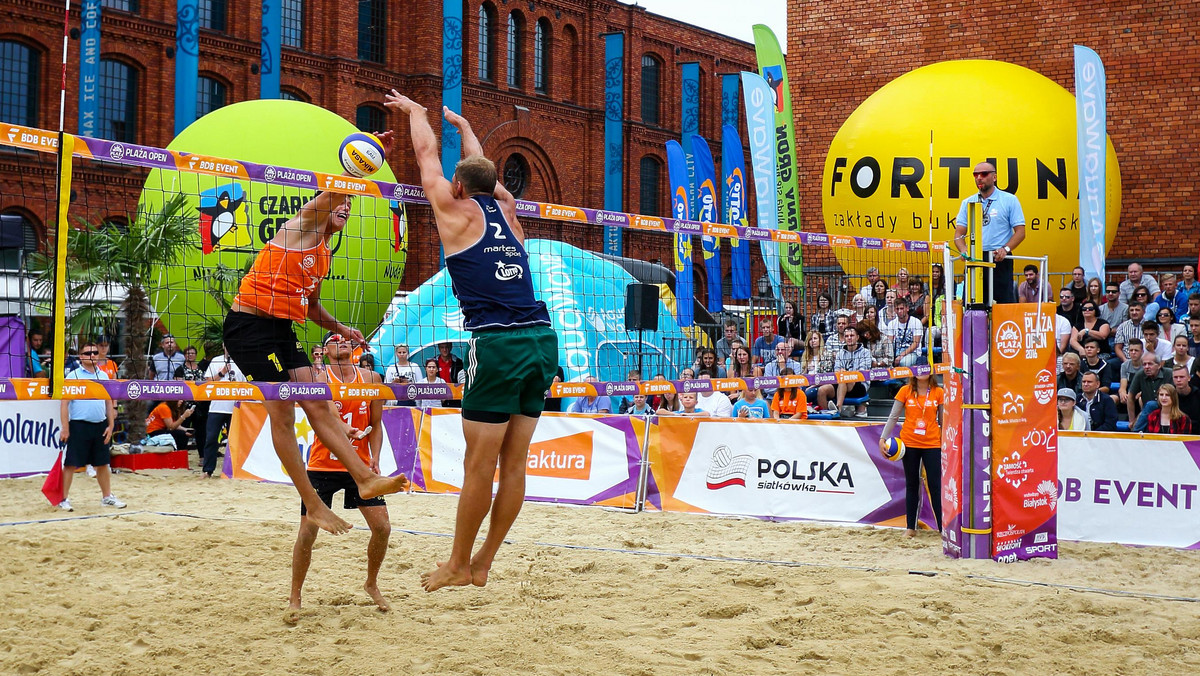 W piątek rozpoczął się trzeci turniej cyklu Plaża Open. Do zmagań w turnieju mężczyzn zgłosiły się aż pięćdziesiąt dwie pary. Mecze eliminacyjne do turnieju głównego rozgrywano na czterech boiskach – dwóch w Manufakturze, dwóch na obiekcie MOSiR na Stawach Jana. W związku z tak dużą ilością zgłoszonych par męskich odbyły się rozgrywki systemem pucharowym.