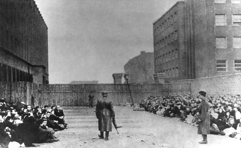 Żydzi oczekujący na Umschlapgplatzu na deportację.