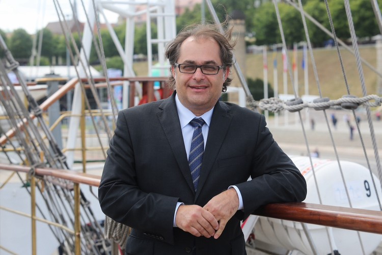 Na razie więcej planuje, niż robi. Jego program dotyczący żeglugi śródlądowej może być potężnym impulsem dla branży budowlanej (na udrożnienie rzek, głównie Wisły i Odry, rząd zapowiada wydanie do 2030 r. ponad 60 mld zł), ale jest rozłożony w czasie. Roboty na dużą skalę mogą ruszyć dopiero po 2019 r. To wygodne z punktu widzenia ministra Gróbarczyka, którego trudno jest rozliczać, dlatego nie znajduje się na pierwszej linii do odstrzału. Podobnie jest z innymi zadaniami MGMiŻŚ. Resort przygotował w ciągu ostatnich miesięcy m.in. projekt ustawy stoczniowej, która ma dać impuls do ponownej budowy statków w Polsce, np. w Stoczni Szczecińskiej. Szykuje też program wsparcia dla rybaków. Oczywiście, na ocenę obu trzeba będzie poczekać. Szybszym i bardziej namacalnym sprawdzianem będzie zaawansowanie przygotowań do przekopu przez Mierzeję Wiślaną, która ma pozwolić Polsce uniezależnić się od Rosjan kontrolujących Cieśninę Pilawską. Przetarg na projekt miał zostać ogłoszony we wrześniu (wciąż go nie ma), a roboty zaplanowano na lata 2018–2022.