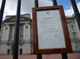 Informacja o śmierci księcia widnieje na bramach Pałacu Buckingham w Londynie