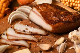 Mnogi se kunu u kombinaciju BELOG LUKA i SLANINE u borbi protiv PREHLADE i gripa: Šta kažu NAUČNICI - pomaže li zaista?