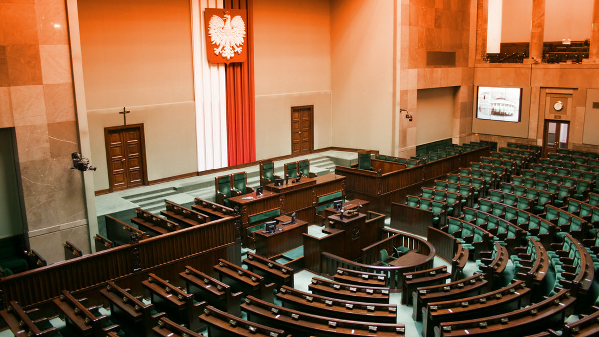 36 proc. osób deklarujących gotowość wzięcia udziału w wyborach do Sejmu zamierza głosować na PiS - wynika z sierpniowego sondażu Kantar Public. Na drugim miejscu znalazła się PO z poparciem na poziomie 18 proc.