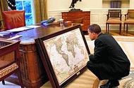 39_Dossier Obama ogląda mapę