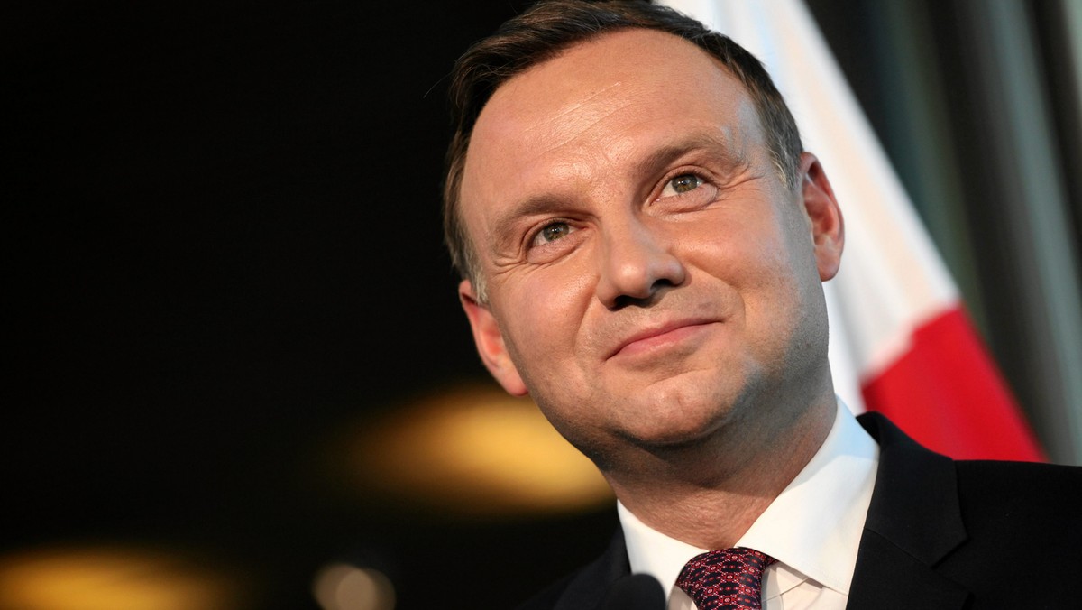 Andrzej Duda podjął decyzję ws. Trybunału Konstytucyjnego. Prezydent podpisał nowelizację ustawy o Trybunale. Nowa ustawa o TK została uchwalona tuż przed świętami przez parlament. O godz. 12 prezydent Andrzej Duda wygłosi oświadczenie ws. podpisanej ustawy o TK - poinformowała Kancelaria Prezydenta.