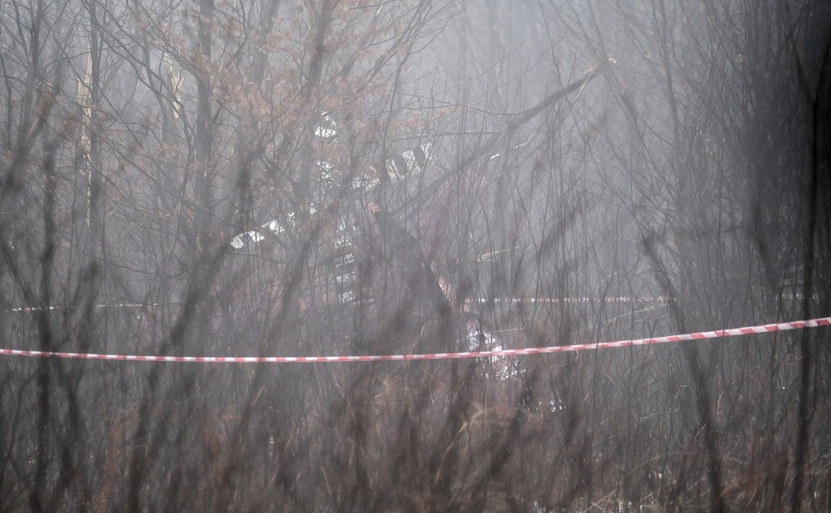 Miejsce wypadku prywatnego śmigłowca w pobliżu rzeki Dokawy PAP/Andrzej Grygiel