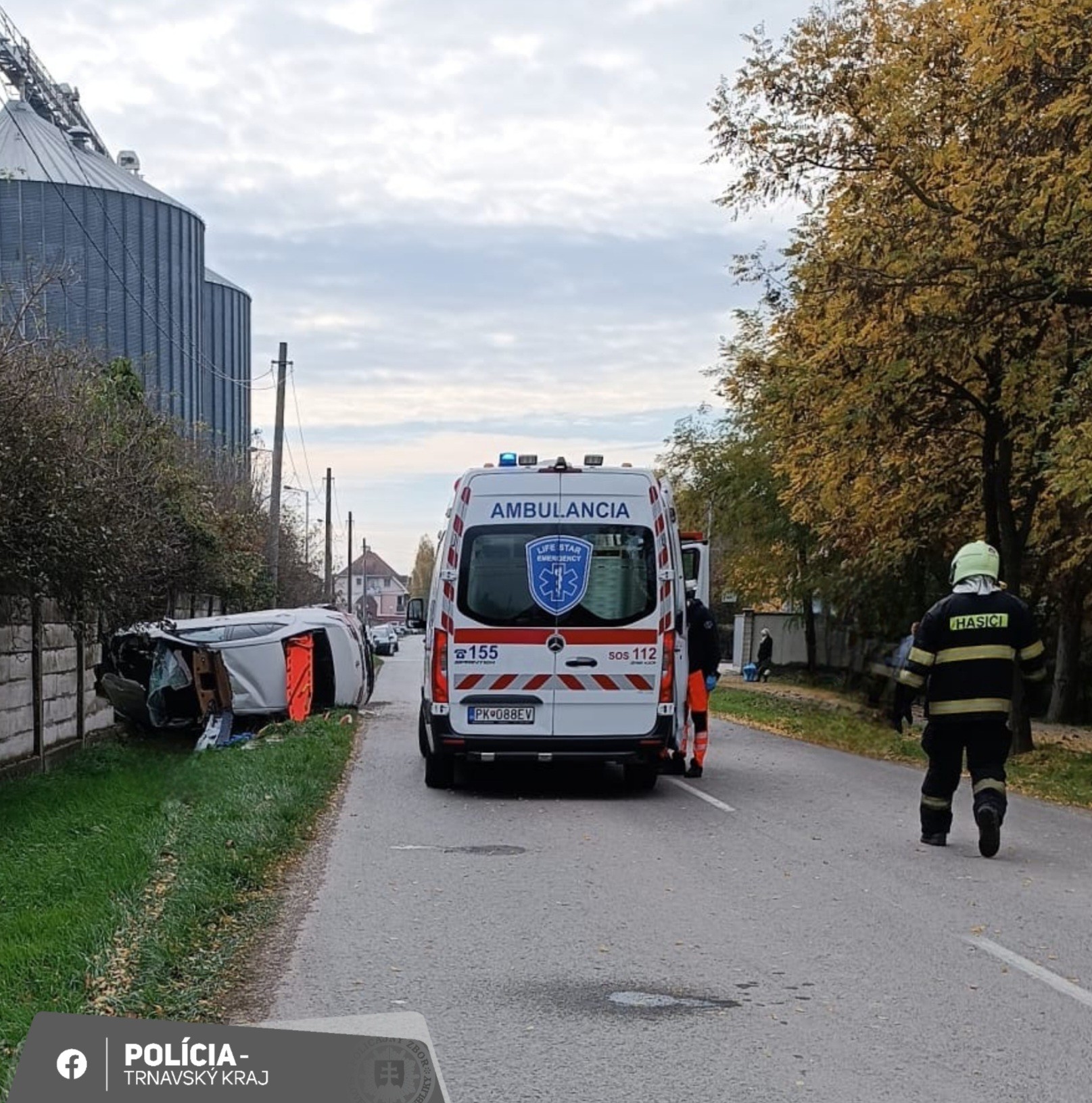 Polícia vyšetruje nehodu v Čiližskej Radvani, pri ktorej zomrel 66-ročný vodič.