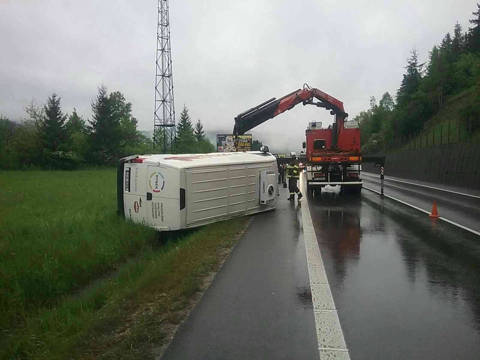 Profesionálni hasiči zasahovali pri dopravnej nehode v Krásne nad Kysucou.
