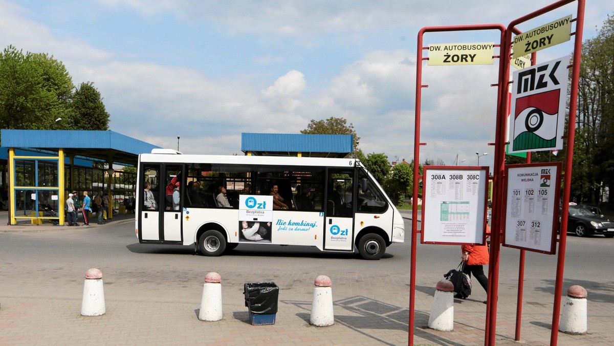 Czterokrotnie wzrosła liczba pasażerów po wprowadzeniu w maju bezpłatnej komunikacji miejskiej - szacuje Urząd Miasta w Żorach (Śląskie). W planach są kolejne udogodnienia - budowa nowych przystanków, dostosowanie rozkładu jazdy do potrzeb uczniów.