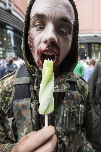 Uczestnicy zombie walk 2015