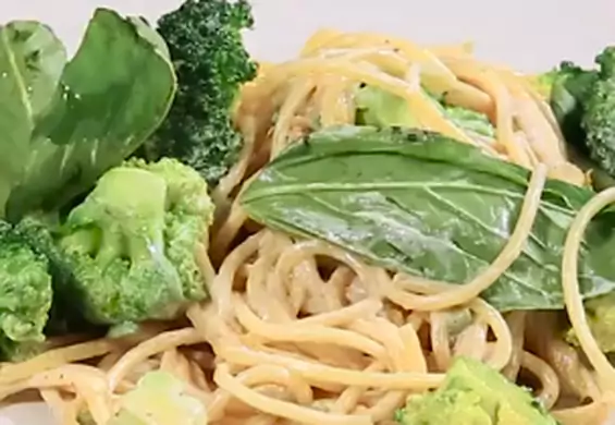 Sposób na szybki obiad: makaron z brokułami i cukinią