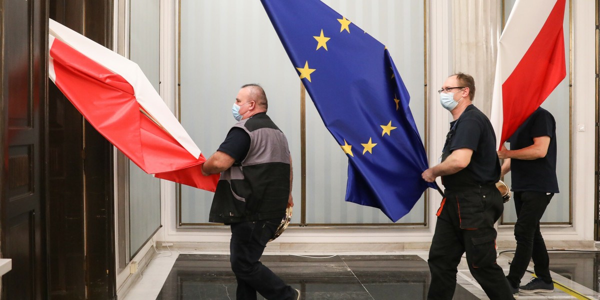 Premier Mateusz Morawiecki stwierdził w czwartek, że zawarte porozumienie to podwójne zwycięstwo, bo budżet UE może wejść w życie i Polska otrzyma z niego 770 mld zł, a pieniądze te są bezpieczne, bo mechanizm warunkowości został ograniczony bardzo precyzyjnymi kryteriami.