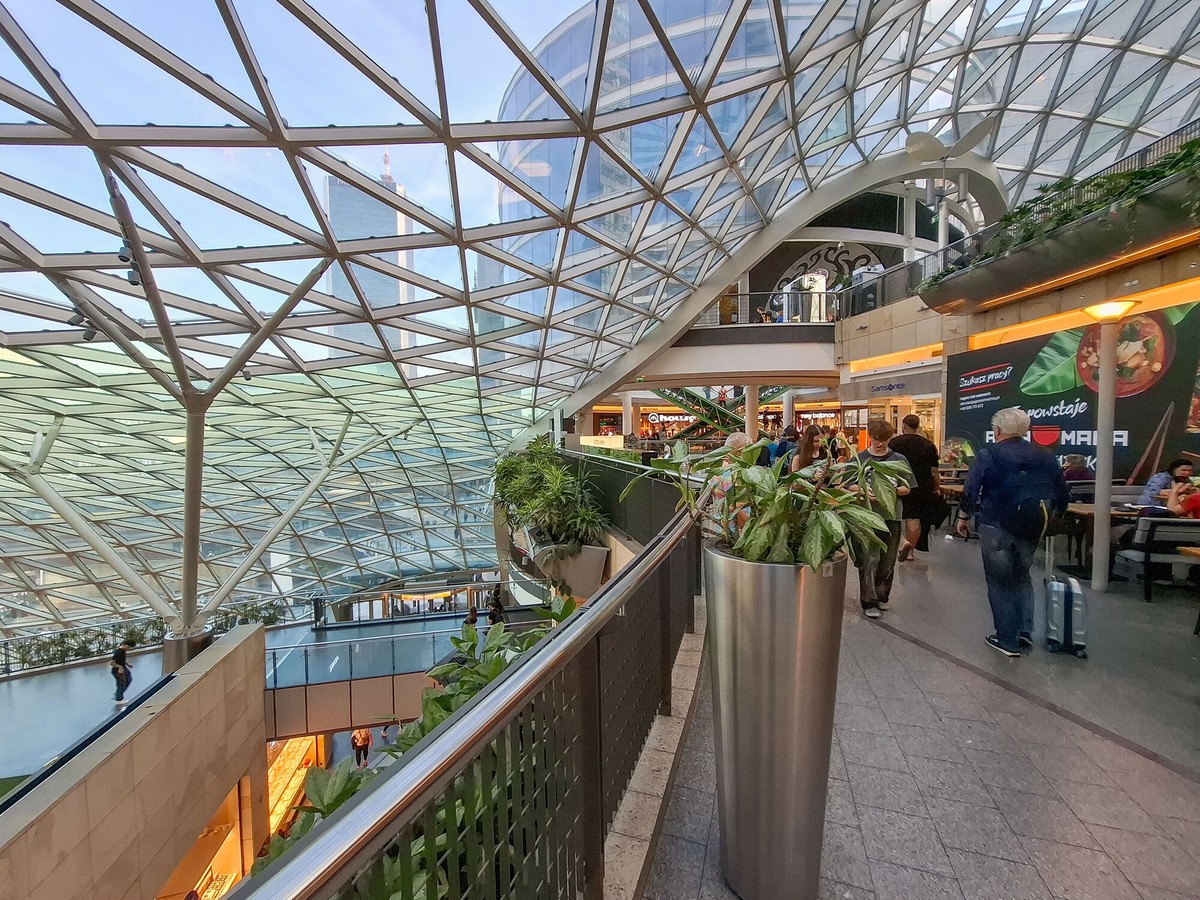 Do galerii handlowych chodzimy rzadziej, ale wydajemy więcej. Nowe dane