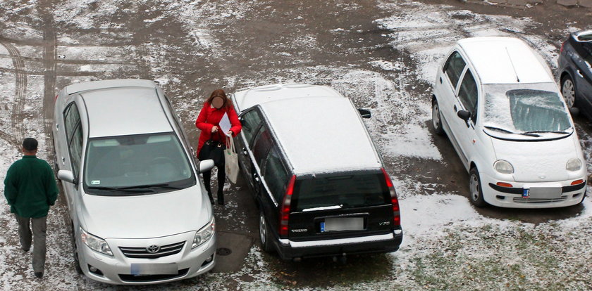 Zaczęło się! Skrobanie szyb, śnieg na ulicach...