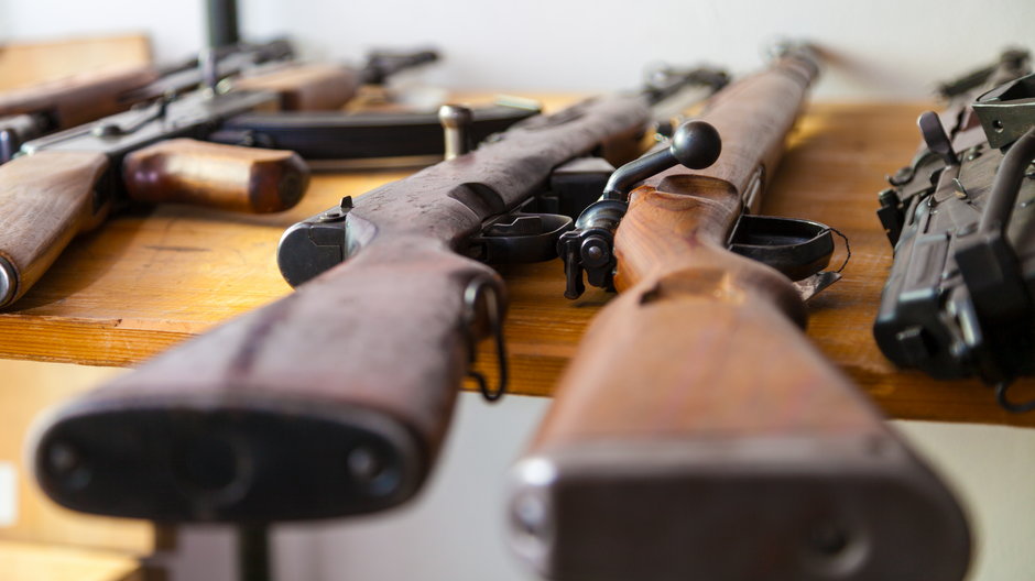 Postawione wobec ojca dzieci zarzuty dotyczą jednego karabinu typu Mauser oraz 38 sztuk amunicji
