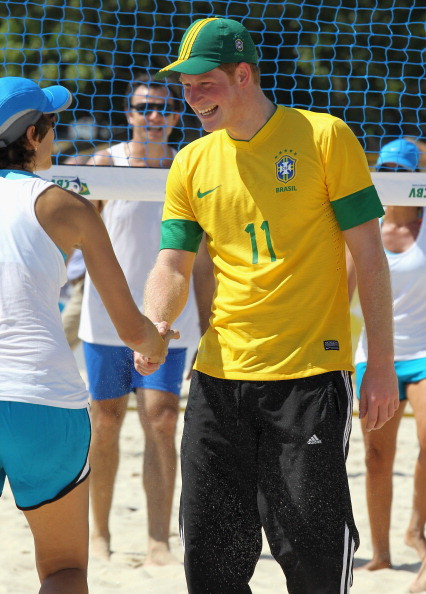 Książę Harry gra w siatkę w Brazylii