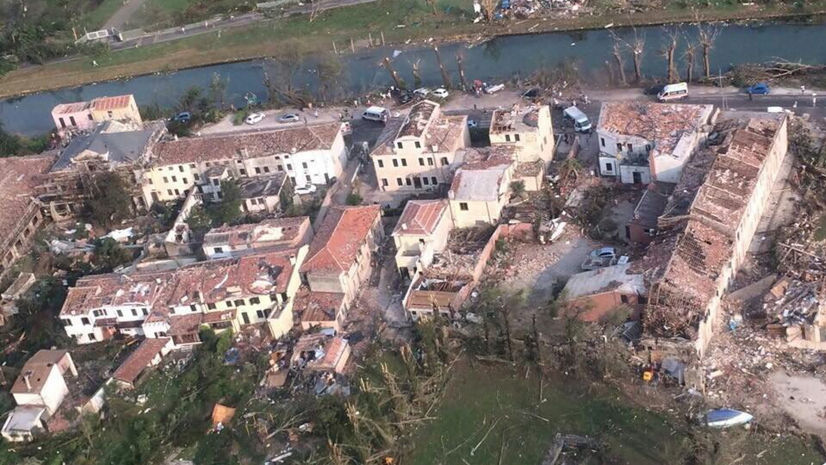 Jedna osoba zginęła, a około 20 zostało rannych w wyniku trąby powietrznej, która przeszła w rejonie miejscowości Pianiga w pobliżu Wenecji na północy Włoch. Straty są ogromne; z wielu domów wiatr pozrywał dachy.