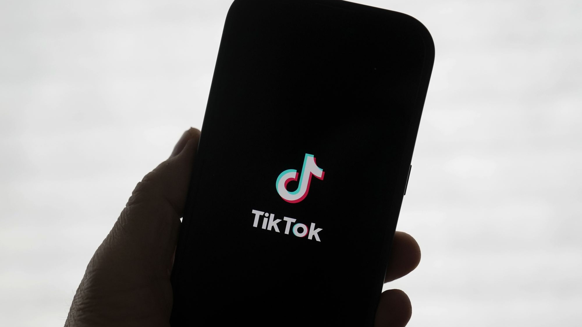 Na snímke logo TikToku na displeji telefónu