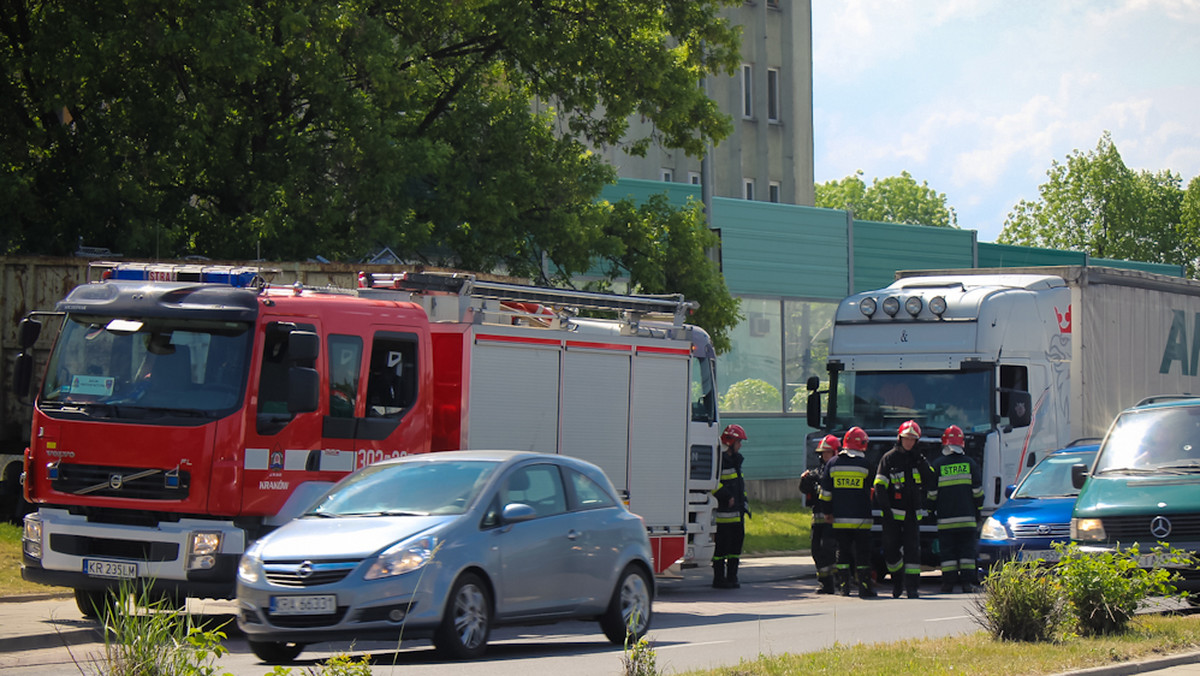 Od około 14:45 we wtorek całkowicie zablokowana były ulice Tischnera, Brożka i Grota-Roweckiego po tym, gdy z nieznanych przyczyn zapaliła się jadąca tamtędy ciężarówka.