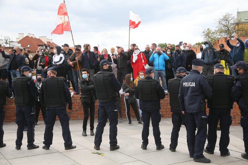 Epidemia koronawirusa może spowodować, że przychody brytyjskiej rodziny królewskiej z biletów wstępu do pałaców oraz sprzedaży pamiątek spadną o jedną czwartą, co z kolei zmusi dwór do szukania oszczędności - podał  dziennik "The Sun".