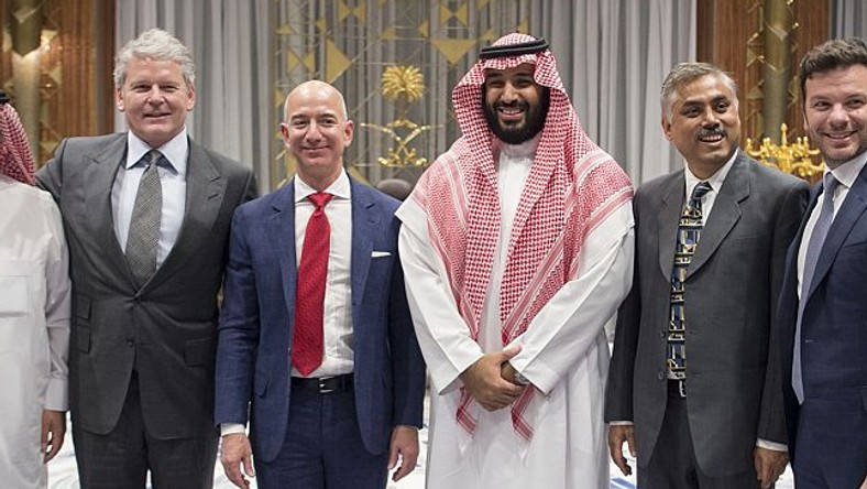 Zaszyfrowana wiadomość wysłana na WhatsAppie z numeru telefonu, którego używa książę Mohammed bin Salman (na zdjęciu z Bezosem w 2016 r.), miała zawierać złośliwy plik, który przeniknął do smarfona najbogatszego człowieka na świecie. W środę ma ukazać się raport ONZ na ten temat. 