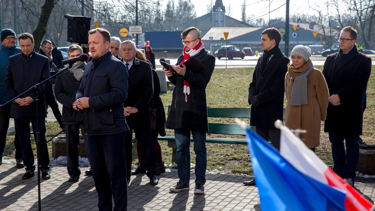 Bliscy i współpracownicy Władysława Bartoszewskiego oraz przedstawiciele władz uczestniczyli dziś w nadaniu imienia Bartoszewskiego jednemu z rond w Sosnowcu. Patrona zaproponowali mieszkańcy. W poniedziałek Bartoszewski obchodziłby 96. urodziny.