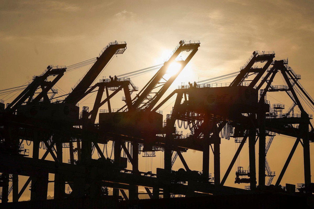 Port of Los Angeles/Long Beach amid concerns of supply chain disruptions due to escalating conflict in Middle East