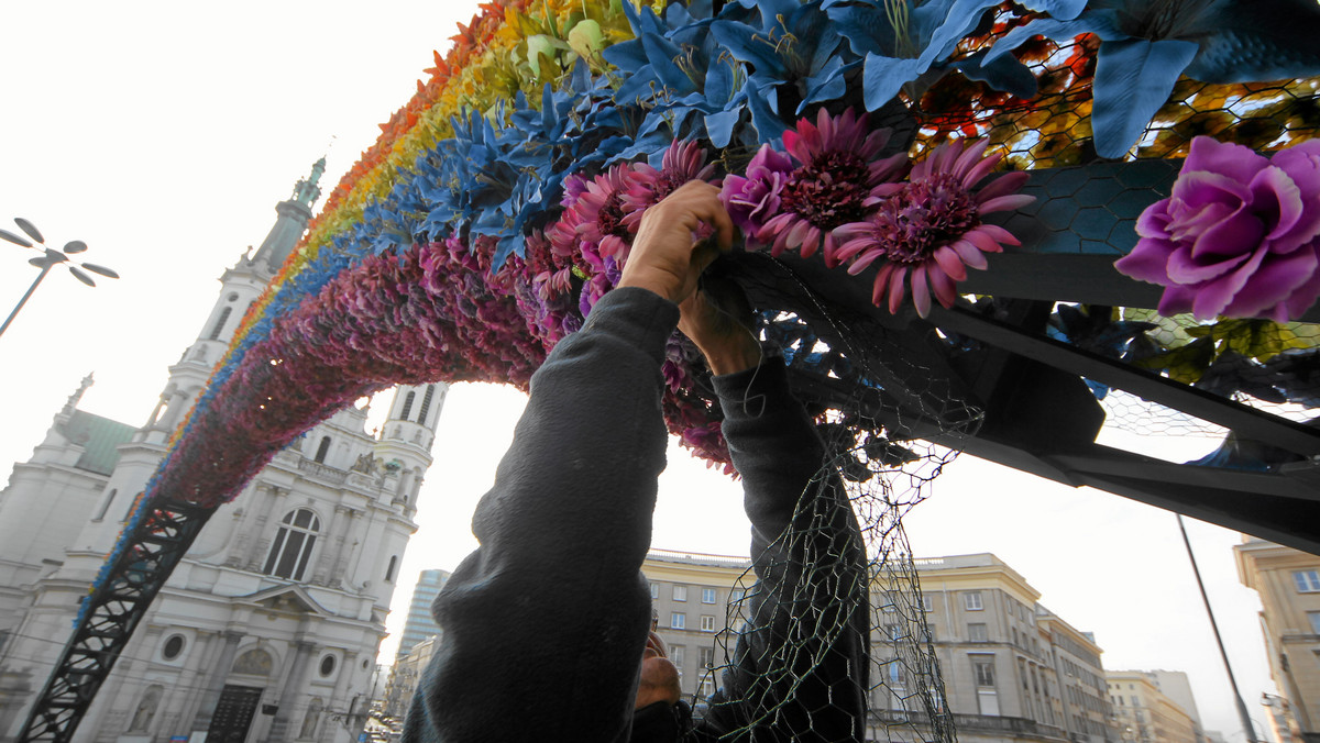 Kolejny raz zapaliła się tęcza z placu Zbawiciela. Krótko po północy na instalacji pojawił się ogień.