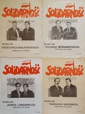 Grupa 4 plakatów wyborczych tzw. Drużyny Lecha z wyborów parlamentarnych w 1989 roku (fot. Jarosław Maciej Goliszewski / EPOKA, opublikowano na licencji Creative Commons Uznanie autorstwa-Na tych samych warunkach 4.0 Międzynarodowe).