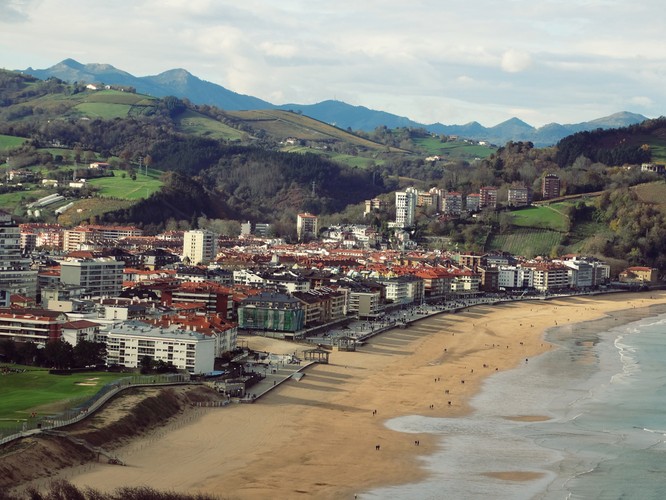 <strong>Zarautz</strong>
<br></br>
Zaledwie 15 km na zachód od stolicy baskijskiej prowincji Gipuzkoa, czyli San Sebastian leży niewielkie miasteczko Zarautz.
<br></br>
Plaża w Zarautz jest najbardziej rozległą w Kraju Basków, i równocześnie jedną z najdłuższych na wybrzeżu Morza Kantabryjskiego (2,8km), przez co zyskała sobie przydomek 