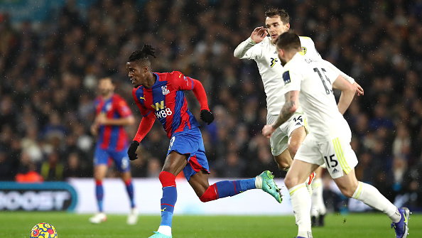 Wilfried Zaha (L) przeciwko graczom Leeds United