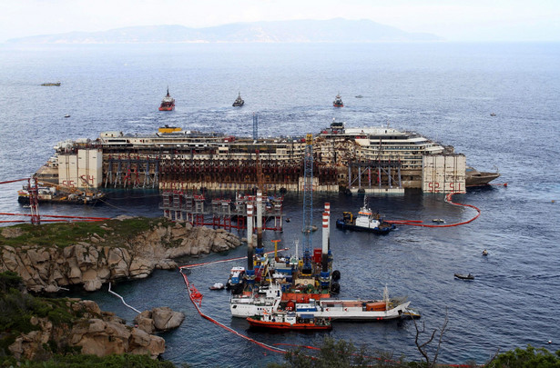 Costa Concordia. Fot. EPA/CLAUDIO GIOVANNINI