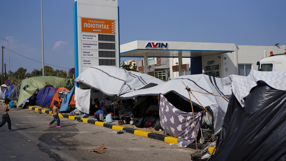Tymczasowe schronienia uchodźców na nieczynnej stacji benzynowej