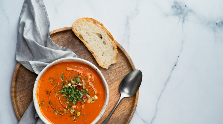 A hideg paradicsomos levesbe mindenféle zöldségeket aprítanak/Fotó: Shutterstock