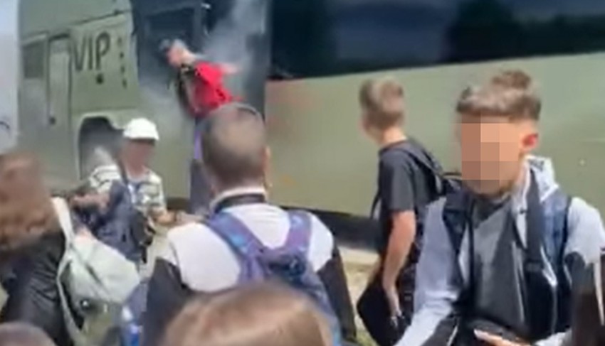 Deca izlaze iz zapaljenog autobusa