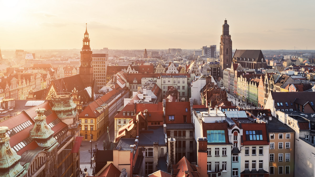 Wrocław ma przygotowane do sprzedaży nieruchomości gruntowe (zabudowane i niezabudowane) oraz lokale mieszkalne i użytkowe. To jedna z największych w Polsce ofert nieruchomości gminnych przeznaczonych do sprzedaży, która odbywa się w trybie przetargowym i bezprzetargowym - informuje portal Wroclaw.pl.