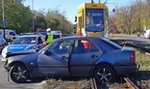 Mercedesem zablokował tramwaje. Kim jest sprawca kraksy w Łodzi? Policja szuka świadków