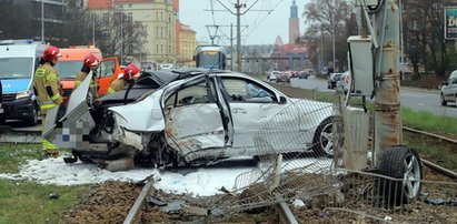 Kierowca zaczął wykonywać dziwne manewry. Szokujący finał widać na zdjęciach