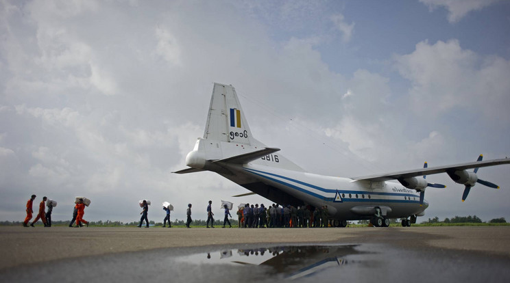 Myanmar Air Force Shaanxi Y-8 - ez a repülő zuhant az Andamán-tengerbe / Fotó: AFP