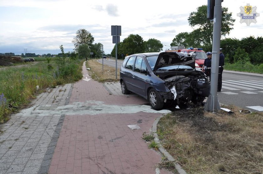 63-letni kierowca renault wjechał w 8-latkę, która stała na chodniku