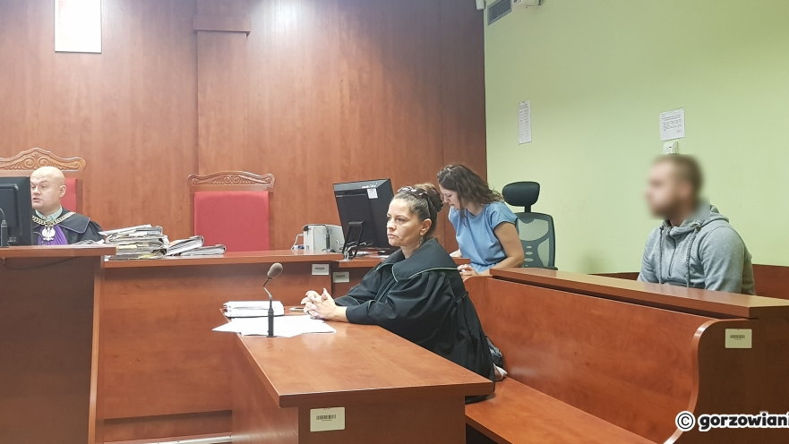 Kamil K. na ławie oskarżonych w Sądzie Rejonowym w Gorzowie w październiku 2018 roku