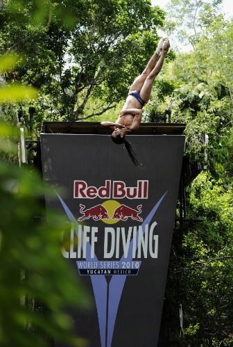 Orlando Duque podczas Red Bull Cliff Diving na Jukatanie