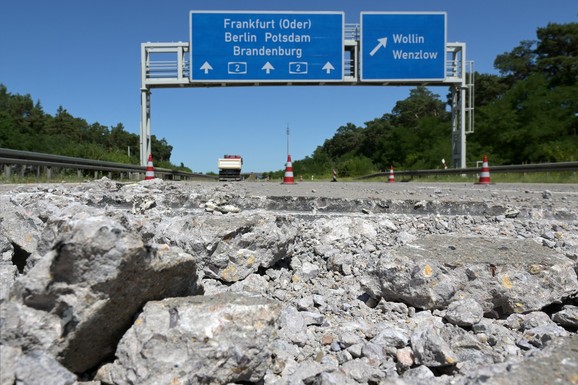 PUTEVI PUCAJU, MORE PRODIRE U KOPNO! "Tihi ubica" odneo više od 1.300 života: Nestvarni prizori Evrope koja grca u paklenim vrućinama (FOTO, VIDEO)