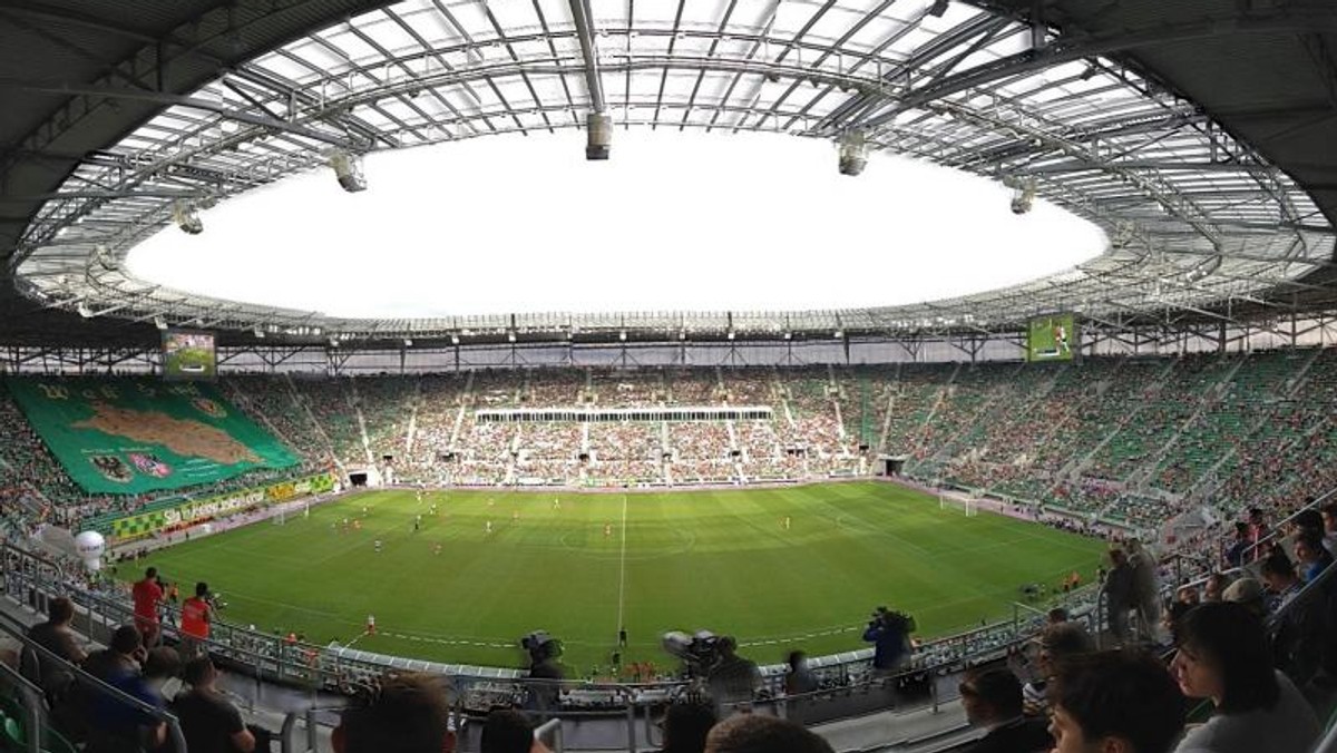 Zakończyła się kontrola NIK na wrocławskim stadionie. Jej wyniki są druzgocące. Arena dostała negatywną opinię. Nieoficjalnie mówi się, że Wrocław przepłacił za tę inwestycję 100 mln zł - informuje Fakt.pl.