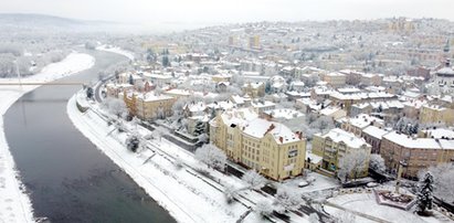 Pierwszy w tym roku atak zimy w Polsce. Biały puch pokrył miasta