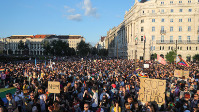 Propagandatörvény helyett elfogadást: hatalmas a tömeg volt a Kossuth téren – Élőben jelentkeztünk a tüntetésről
